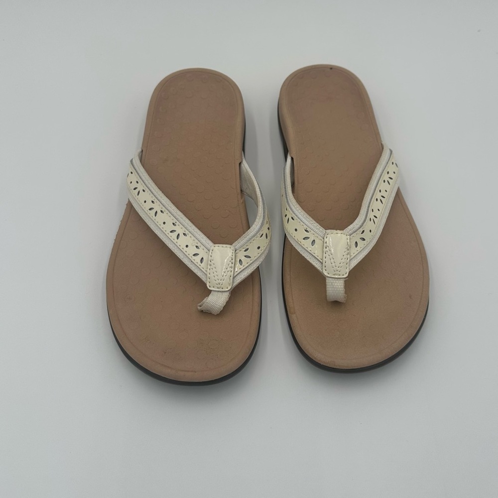 Vionic Cream and Tan Sandals